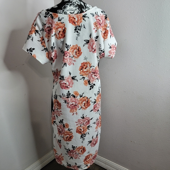 Almost Famous floral dress - Picture 4 of 10
